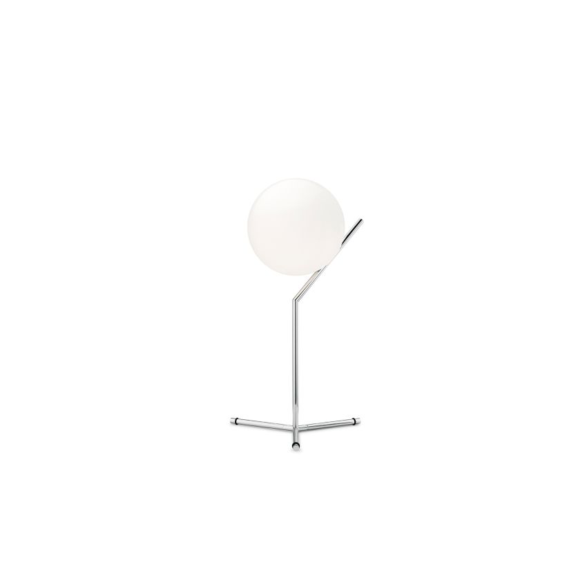 La lampada dimmerabile da tavolo IC Lights Table 1 High di Flos ideata da Michael Anastassiades per Flos, è caratterizzata da un'elegante sfera in vetro soffiato appoggiata su un telaio cromato