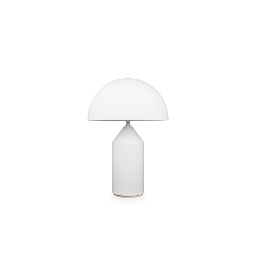 La lampada da tavolo Atollo 236 in vetro opalino bianco di Murano, progettata da Vico Magistretti per Oluce, va oltre la semplice definizione del classico abat-jour. Questa lampada dimmerabile, iconica e inimitabile a forma di fungo, ha una struttura geom