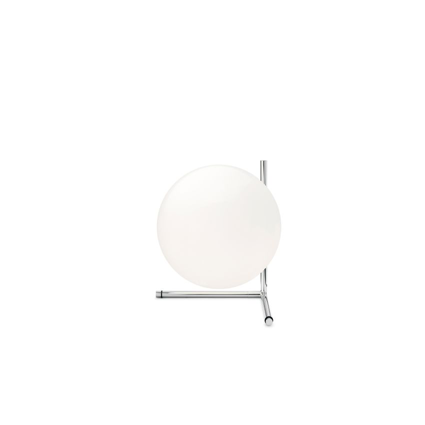 La lampada dimmerabile da tavolo IC Lights Table 2 ideata da Michael Anastassiades per Flos, è caratterizzata da un'elegante sfera in vetro soffiato appoggiata su un telaio cromato a forma di L