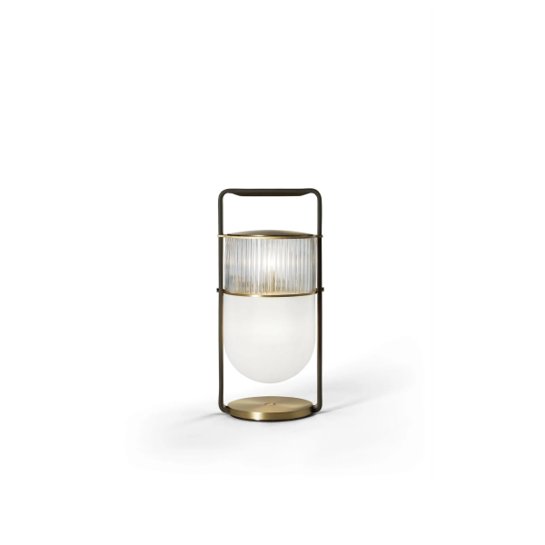 La lampada da tavolo Xi, ideata dalla coppia di designer Neri & Hu per Poltrona Frau, si lasciano cullare dallo spazio come lanterne.

La regolazione dell'intensità luminosa avviene tramite un sistema touch dimmer on/off, consentendo di adattare la luce