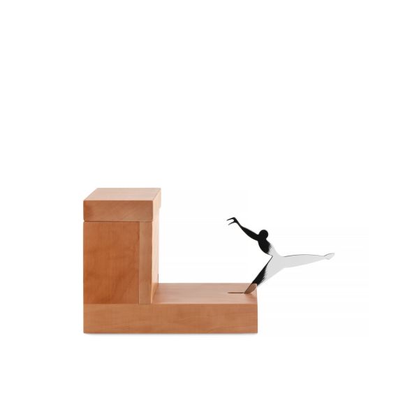 Alessi celebra il suo centenario con la presentazione di una serie di prodotti in edizione limitata, tra cui l'Acchiappa Stuzzicadenti, realizzato in legno di pero e acciaio, con design firmato da Andrea Branzi