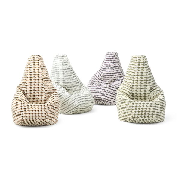 Zanotta Sacco con il suo innovativo design del 1968 è una poltrona fatta di palline di polistirolo rivestite con coloratissimi tessuti.