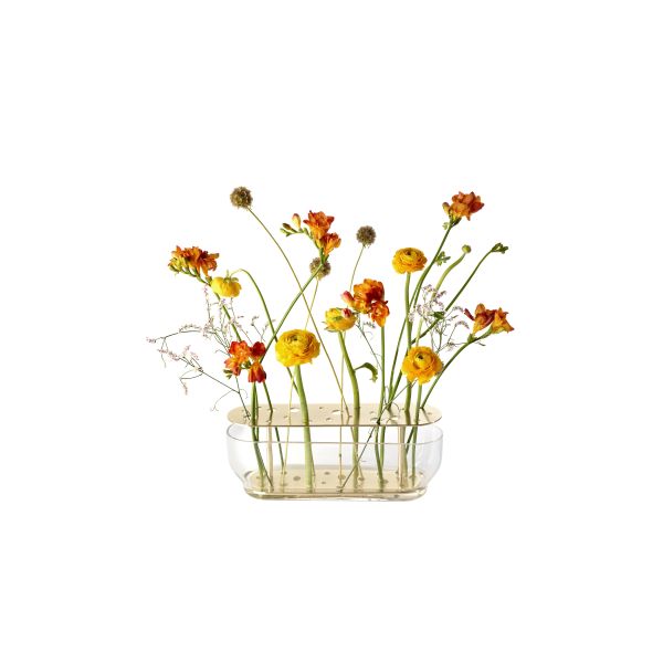 Il vaso Ikebana, disegnato da Jaime Hayon, strizza l'occhio alla secolare arte giapponese della disposizione dei fiori. Ogni vaso soffiato a bocca è progettato per onorare ogni fiore posto al suo interno, dallo stelo alla corona.
