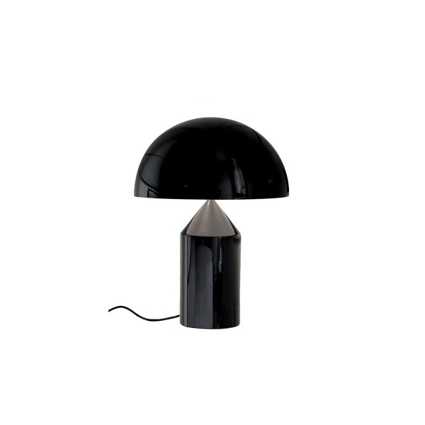 La lampada da tavolo Atollo 239 in metallo nero, progettata da Vico Magistretti per Oluce, va oltre la semplice definizione del classico abat-jour. Questa lampada dimmerabile, iconica e inimitabile a forma di fungo, ha una struttura geometrica caratterizz