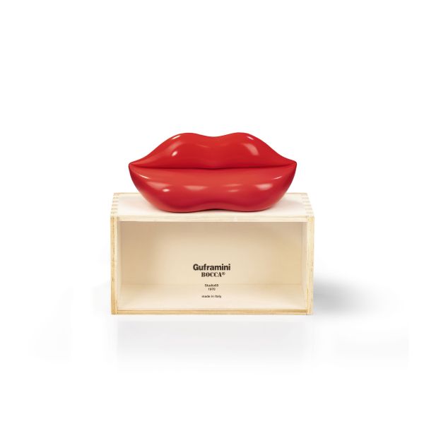 La miniatura dell'iconica bocca rosso by Guframini God mantiene la sensazione sinuosa e sensuale delle labbra di una donna. 