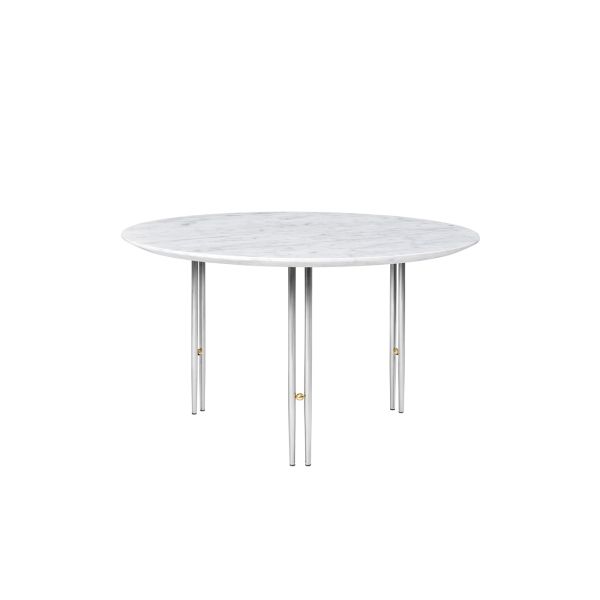 Il tavolino da caffè IOI di GUBI, progettato dallo Studio GamFratesi, con la sua forma rotonda e i materiali pregiati come l'ottone massiccio e il marmo di carrara bianco. Questo elegante coffee table 70x40 si adatta perfettamente in qualsiasi casa modern