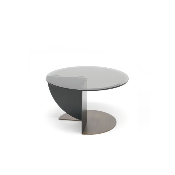 Il tavolino Rialto 100% di MisuraEmme è caratterizzato da un sapiente incrocio di piani e linee. La sua peculiare struttura, composta da due piani tondeggianti con uno spicchio ad angolo retto, collegati tra loro da un geometrico basamento, gli consente d