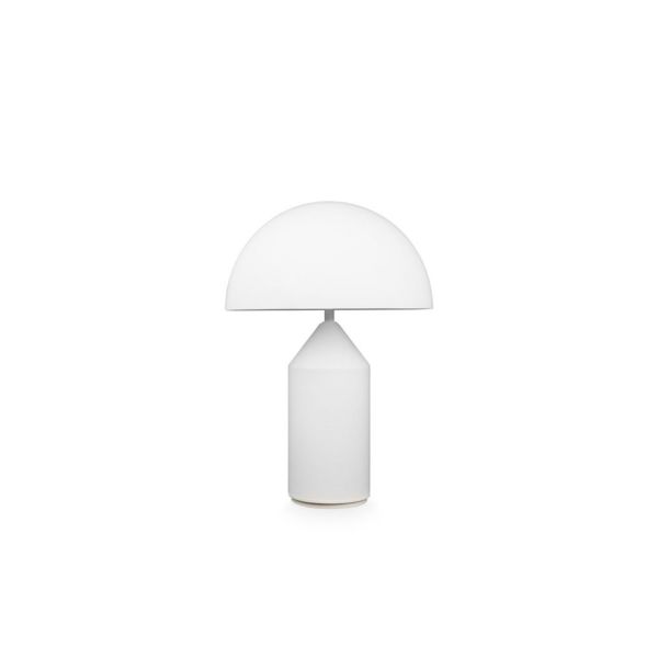 La lampada da tavolo Atollo 236 in vetro opalino bianco di Murano, progettata da Vico Magistretti per Oluce, va oltre la semplice definizione del classico abat-jour. Questa lampada dimmerabile, iconica e inimitabile a forma di fungo, ha una struttura geom