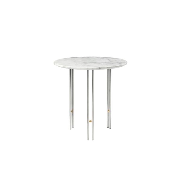 Il tavolino da caffè IOI di GUBI, progettato dallo Studio GamFratesi, con la sua forma rotonda e i materiali pregiati come l'ottone massiccio e il marmo di carrara bianco. Questo elegante coffee table 50x50cm si adatta perfettamente in qualsiasi casa mode