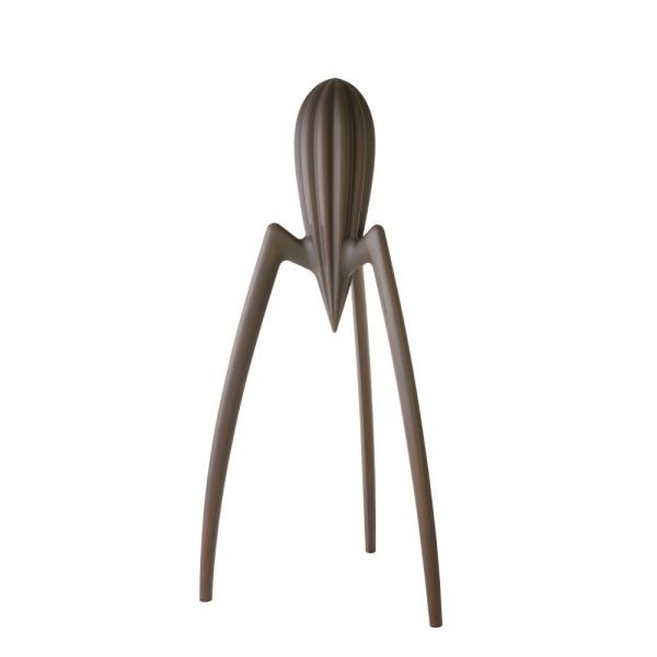 Juicy Salif XXL si trasforma in una scultura di design stravagante, diventando un'icona ancora più imponente concepita dal designer Philippe Starck
