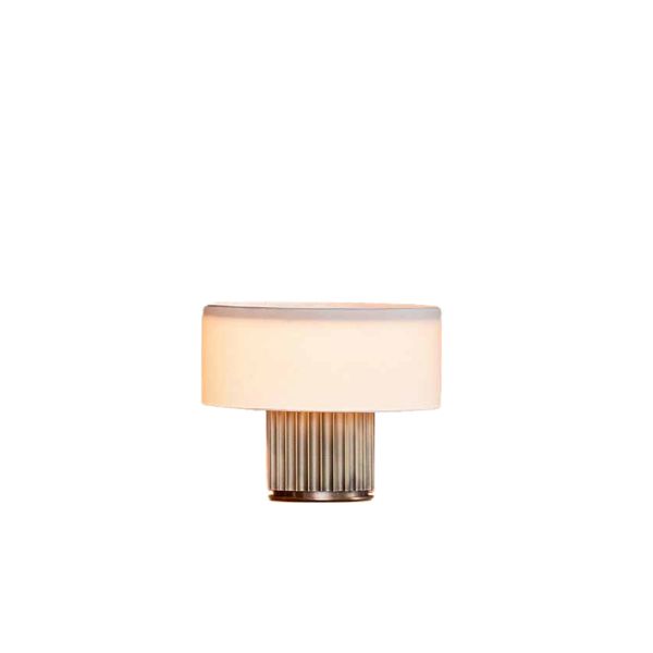 La lampada da tavolo Liberty Soft rifinito in bronzo, realizzata da Rugiano. Versatile per ogni ambiente, dalla sala al letto fino all'ufficio, si adatta con un'eleganza raffinata alle diverse necessità di illuminazione
