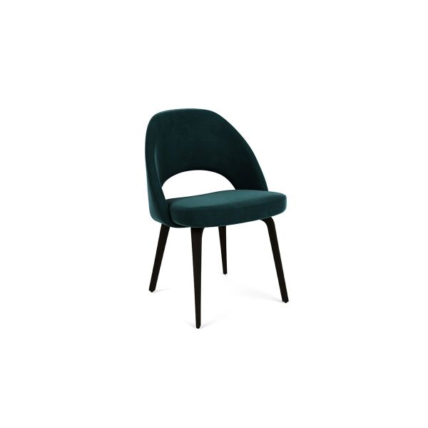 La sedia Saarinen Relax di Knoll è un'iconica espressione di design contemporaneo disponibile anche nelle diverse varianti e colori.