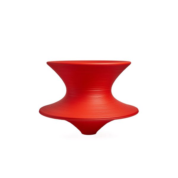 Spun Rosso è una poltroncina rotante dalla straordinaria forma di trottola, ideata da Thomas Heatherwick e prodotta da Magis. La sua base arrotondata consente a Spun di offrire una libertà di movimento totale in totale sicurezza, rappresentando una svolta