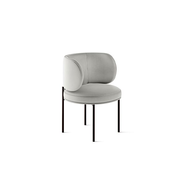 La sedia Akiko di Gallotti & Radice unisce l’unicità del design con funzionalità armoniose. Perfetta per spazi moderni, trova la sua casa ideale in ambienti domestici e uffici di classe catturando l'attenzione con discrezione.