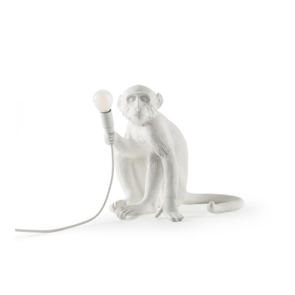 The Monkey Lamp versiona da terra, in resina, disegnata da MarcAntonio, un'originale collezione di lampade a forma di scimmia che permette di dare originalità ai vostri spazi.