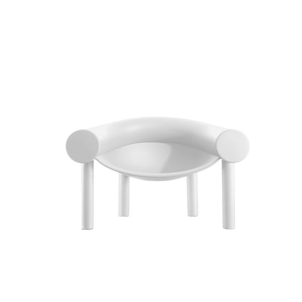 Sam Son Bianco è una comoda sedia ideata da Konstantin Grcic per Magis. Questa poltroncina, prendendo ispirazione da un personaggio dei cartoni animati, presenta un guscio sospeso tra il bracciolo cilindrico, lo schienale e un imponente elemento a forma d