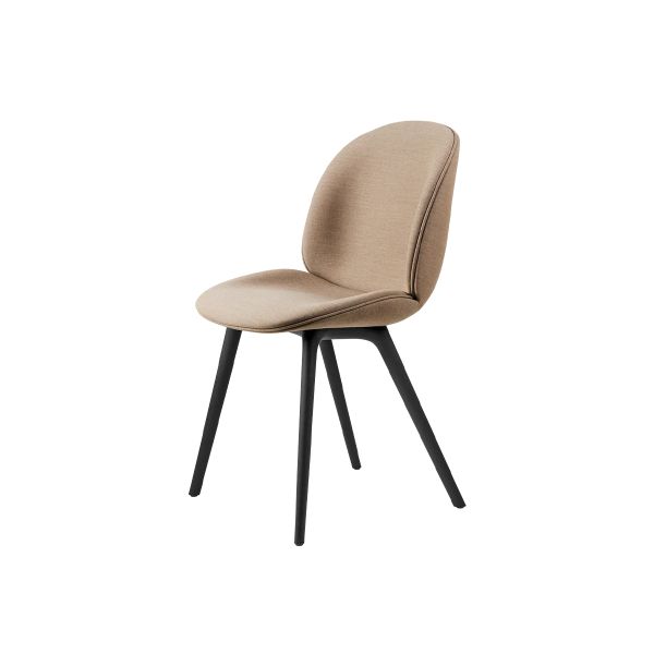 La sedia da pranzo imbottita Beetle chair beige di Gubi, ideata dal duo GamFratesi, si distingue per il suo design accattivante e un comfort eccezionale. Con la sua forma a scarabeo rende questa sedia versatile ideale per diversi ambienti.