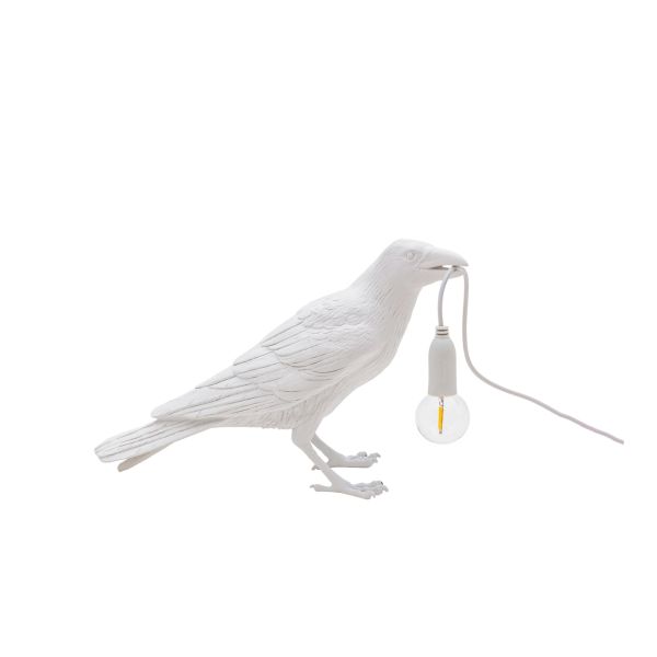 Bird Lamp in attesa in resina bianca, un corvo che fa luce perché sia più facile trovare la strada. Disegnata da Marcantonio in tre pose differenti.
