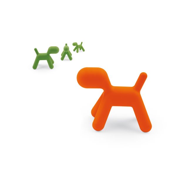 Puppy Large, creato da Eero Aarnio per Magis, rappresenta una versatile scultura di un cane colorato astratto. Oltre a intrattenere i più piccoli come giocattolo, si trasforma in un complemento d'arredo amichevole ideale per le case più estrose.
